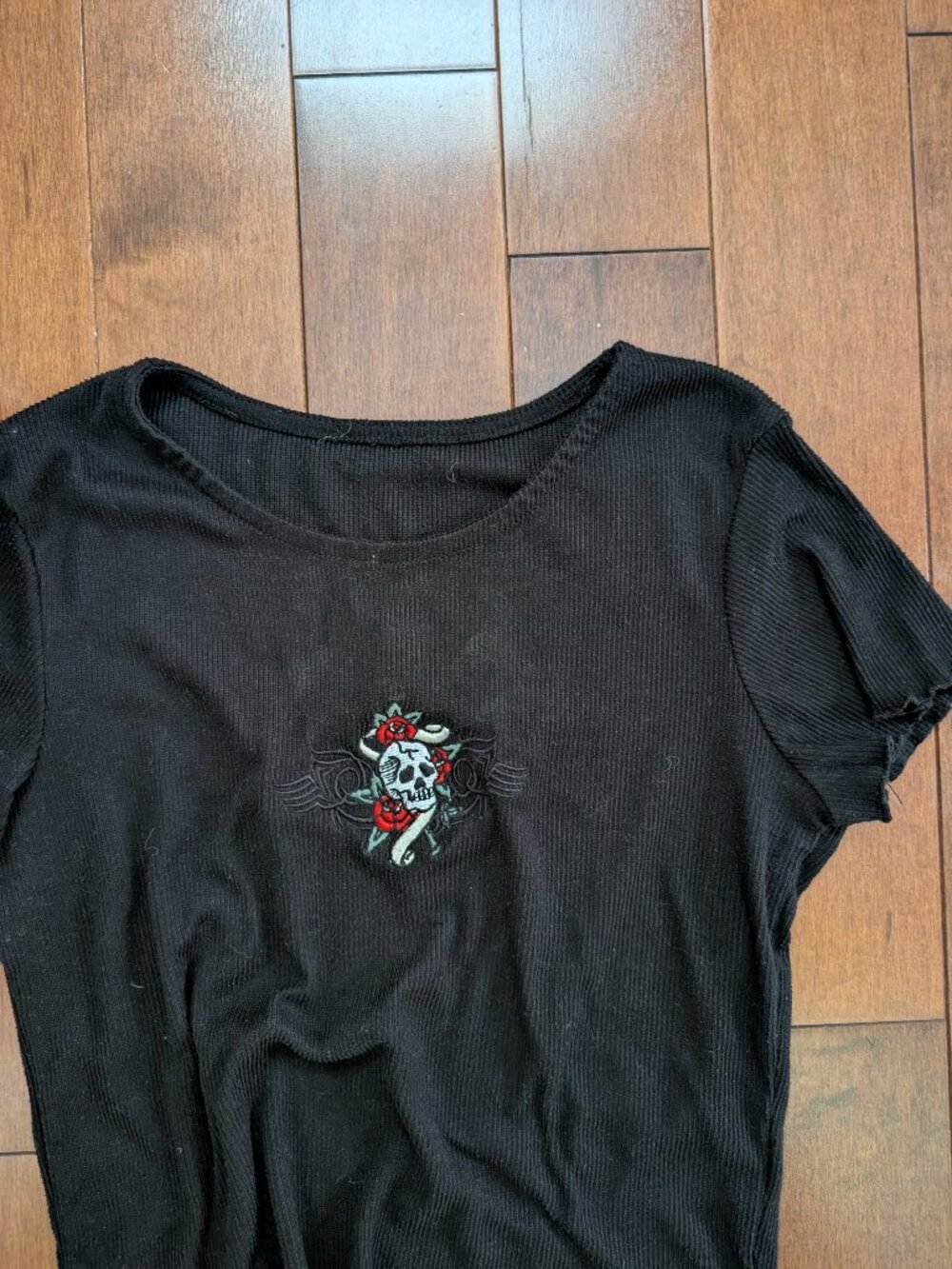 EMBRIODERED SKULL Y2K VINTAGE BABY TEE - Picture 3 of 3